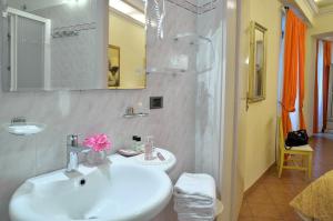 Koupelna v ubytování Hotel Vasari + 37 fotografií