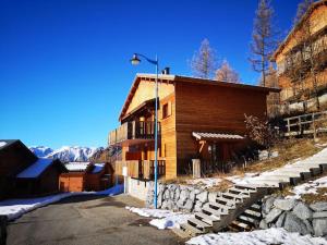 un edificio con una luz de la calle delante de él en Chalet Wallis, Wifi, Garage, Proche des pistes, en Isola