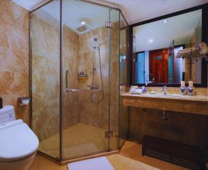 ハノイにあるHotel Emerald Waters Classyのバスルーム(シャワー、トイレ、シンク付) +37枚の写真