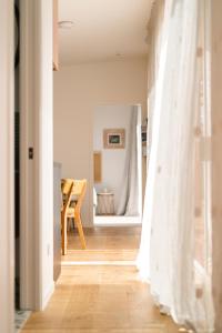 un pasillo con cortinas blancas y suelo de madera en Sublime Nooks, en Havelock North