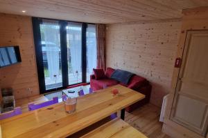 UvernetにあるCharmant T2 rénové- Praloup 1600-parking privé, proche stationのテーブルとソファのあるリビングルーム