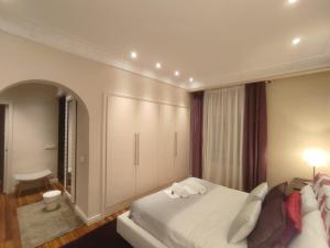 ein Schlafzimmer mit einem großen weißen Bett und einem Tisch in der Unterkunft HABITACION EN VIVIENDA GRAN VIA BILBAo in Bilbao
