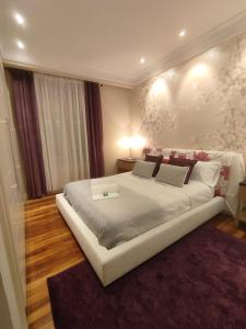 ein Schlafzimmer mit einem großen Bett mit zwei Laptops darauf in der Unterkunft HABITACION EN VIVIENDA GRAN VIA BILBAo in Bilbao
