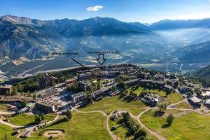 una vista aerea di un resort in montagna di Charmant T2 rénové- Praloup 1600-parking privé, proche station a Uvernet