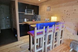 UvernetにあるCharmant T2 rénové- Praloup 1600-parking privé, proche stationのログキャビン内のバー付きのキッチン