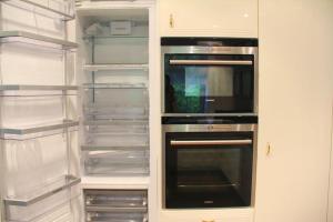 an empty refrigerator with two ovens in it at Villa Ferienhaus EMG für Familien und Gruppen in Celle Hannover in Celle