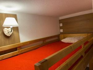 Łóżko lub łóżka w pokoju w obiekcie Pied des Pistes, 2 pièces, 6pers, Piscine et Sauna