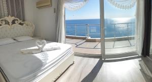 a bedroom with a bed with a view of the ocean at Antalya Konyaaltında muhteşem GEMİ EV in Antalya