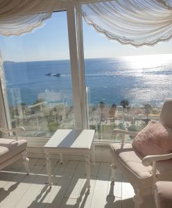 um quarto com uma grande janela com vista para o oceano em Antalya Konyaaltında muhteşem GEMİ EV em Antalya