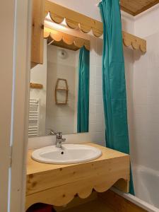 een badkamer met een wastafel en een spiegel bij Pied des Pistes, 2 pièces, 6pers, Piscine et Sauna in Risoul
