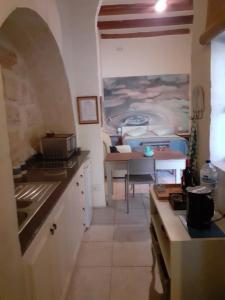 Eldhús eða eldhúskrókur á Charming B&B Dar Ta Zeppi