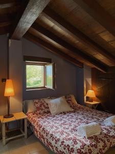 een slaapkamer met een bed en een raam bij Casa Rural Arteondo in Orduña