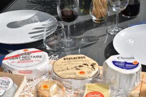 una mesa cubierta con platos y copas de vino y queso en Eco Nieborów en Nieborów