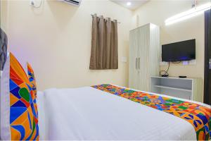 Postel nebo postele na pokoji v ubytování FabHotel Ashok Vihar - Nr North Campus, Delhi University