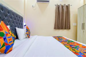 Postel nebo postele na pokoji v ubytování FabHotel Ashok Vihar - Nr North Campus, Delhi University
