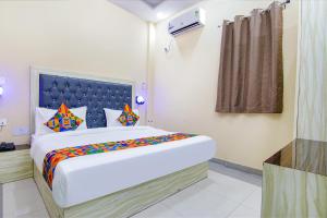 Postel nebo postele na pokoji v ubytování FabHotel Ashok Vihar - Nr North Campus, Delhi University