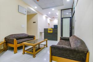 Posezení v ubytování FabHotel Ashok Vihar - Nr North Campus, Delhi University