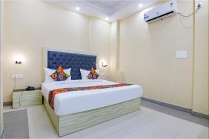Postel nebo postele na pokoji v ubytování FabHotel Ashok Vihar - Nr North Campus, Delhi University