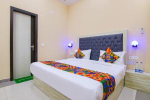 Postel nebo postele na pokoji v ubytování FabHotel Ashok Vihar - Nr North Campus, Delhi University