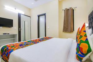 Postel nebo postele na pokoji v ubytování FabHotel Ashok Vihar - Nr North Campus, Delhi University