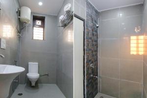 Koupelna v ubytování FabHotel Ashok Vihar - Nr North Campus, Delhi University