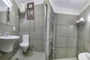 Koupelna v ubytování FabHotel Ashok Vihar - Nr North Campus, Delhi University