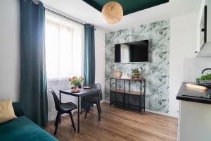 een woonkamer met een tafel en een bank bij Katedralna Apart's Legnica in Legnica