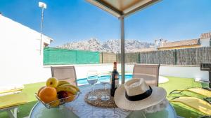 a table with a basket of fruit and a bottle of wine at Camino de la Huerta Montejaque by Ruralidays in Montejaque