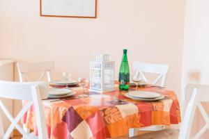Vallon des Auffes - Vue imprenable sur la mer في مارسيليا: طاولة غرفة الطعام مع زجاجة من النبيذ وكؤوس