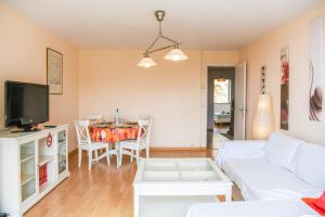 Vallon des Auffes - Vue imprenable sur la mer في مارسيليا: غرفة معيشة مع أريكة بيضاء وطاولة