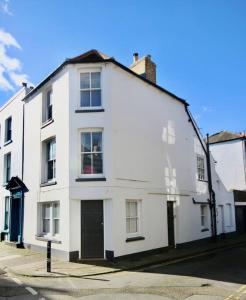 a white building on the side of a street at Dexter's House in Kent