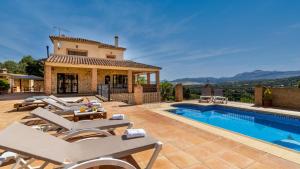 une villa avec une piscine et une maison dans l'établissement El Molar Ronda by Ruralidays, à Ronda