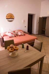 um quarto com uma cama e uma mesa com donuts em Airport House em Nápoles