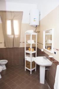 uma casa de banho com um lavatório e um WC em Airport House em Nápoles