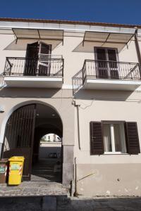 uma entrada para um edifício com duas varandas em Airport House em Nápoles