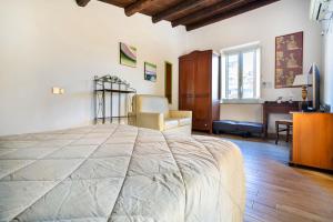 Un dormitorio con una cama grande y un escritorio. en Appartamenti Olivuzza, en Palermo