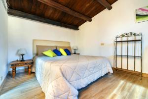 パレルモにあるAppartamenti Olivuzzaのベッドルーム1室(青と黄色の枕が備わるベッド1台付)