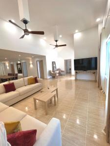Posedenie v ubytovaní AMPLIA VIVIENDA NEW para12 pers a 4 min caminando de PLAYA con Terraza, Piscina Com, Wifi, Ventiladores de techo, Lavavajillas