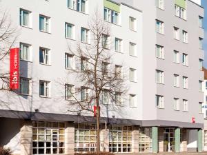 ニュルンベルクにあるイビス ニュルンベルク セントルム アム プレラーの赤い看板の白い建物