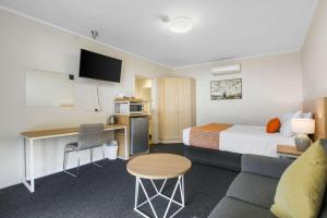 een hotelkamer met een bed en een bureau bij Comfort Inn & Suites Lakes Entrance in Lakes Entrance