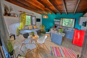 sala de estar con cama, mesa y sillas en Villas Vista Del Mar, en Kissamos