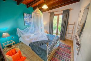 una camera con letto a baldacchino di Villas Vista Del Mar a Kíssamos