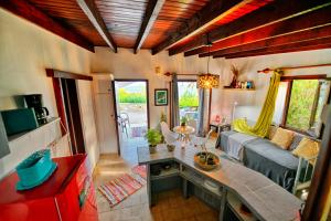 sala de estar con sofá y mesa en Villas Vista Del Mar en Kíssamos