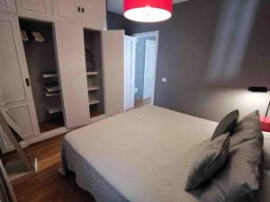 ein Schlafzimmer mit einem Bett mit Kissen darauf in der Unterkunft Cosy apartment at Unesco Heritage city in La Laguna + 29 Fotos