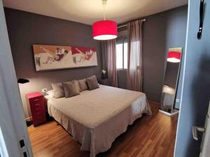 ein Schlafzimmer mit einem großen Bett in einem Zimmer in der Unterkunft Cosy apartment at Unesco Heritage city in La Laguna