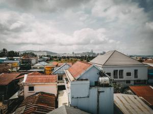 uitzicht op een stad met daken en gebouwen bij Ching Ching Guest House in Sihanoukville