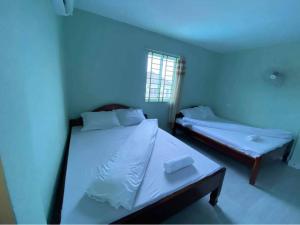 een blauwe kamer met een bed en een bed sidx sidx sidx bij Ching Ching Guest House in Sihanoukville