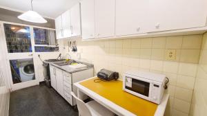 eine kleine Küche mit einer Mikrowelle auf der Theke in der Unterkunft Alquiler temporario en Vicente López in Vicente López