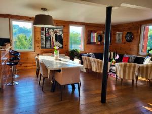 - une salle à manger et un salon avec une table et des chaises dans l'établissement Appartement de 3 chambres avec jardin clos et wifi a Mont Saxonnex, à Mont-Saxonnex