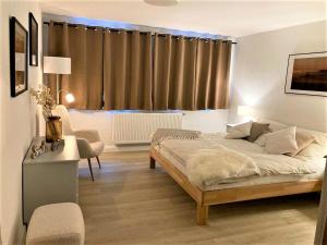 Postel nebo postele na pokoji v ubytování FeWo Ostrau, neues Bad, neue Küche, zentral, ruhig, Sandstein-Ferien, Terrasse